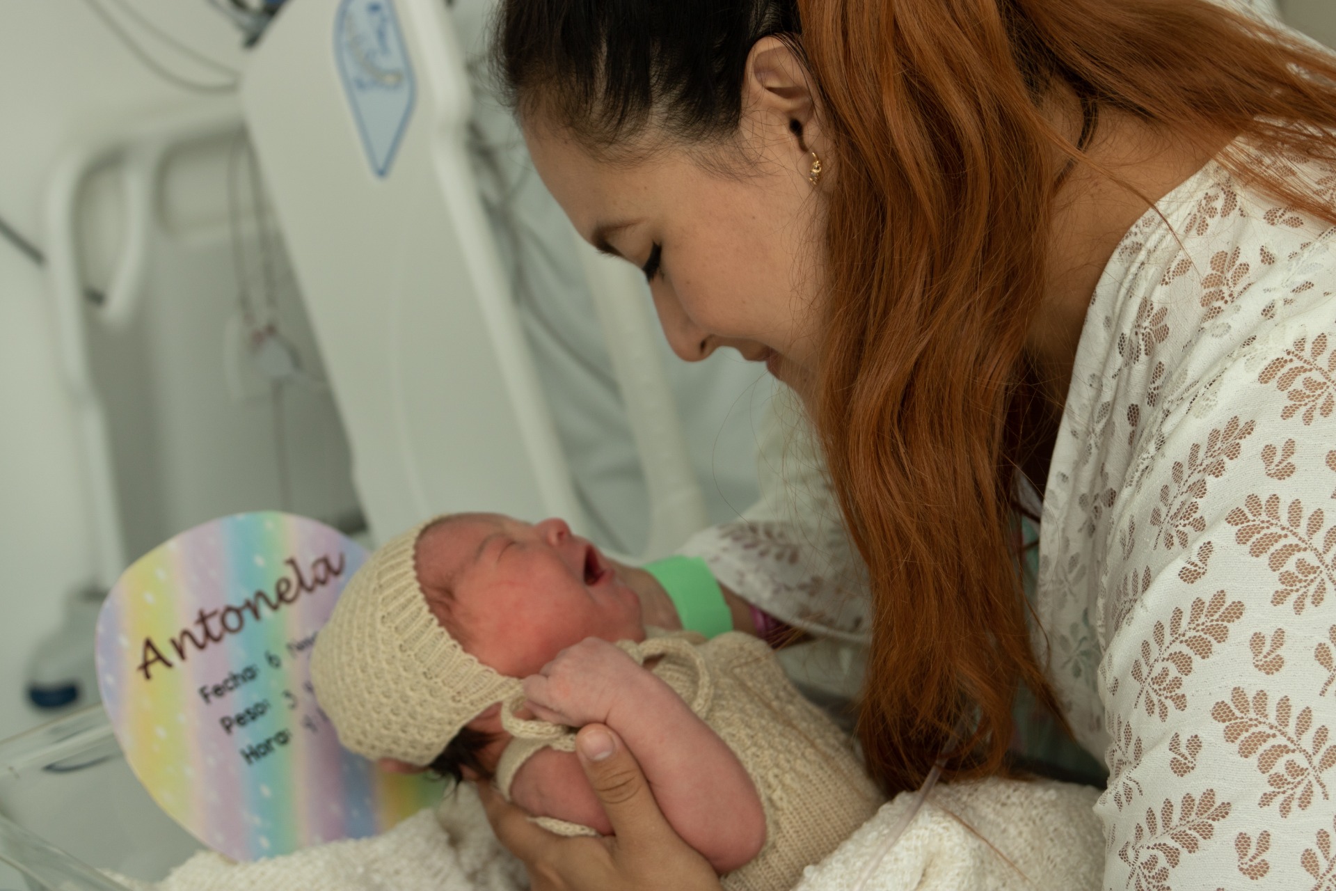 Hay momentos que solo ocurren una vez.  El primer suspiro, la mirada entre mamá y bebé, las manos que tiemblan al sostenerlo por primera vez…  En medio de la calma del hospital, la vida acaba de empezar.  Cada imagen es una caricia hecha recuerdo.  [Descubre las sesiones Fresh 48]